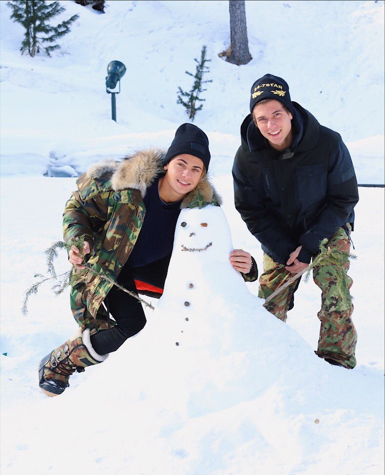 BenjieFede's tweet photo. siamo sicuri che ora che siamo diventati 3, Jonny ci ruberà tutte le ragazze 😂☃ https://t.co/fNzdxz4CtG