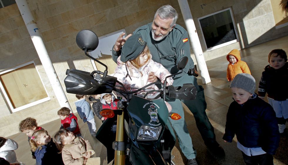 Enseña a tu hij@ que en caso de  perderse no debe moverse del sitio y pedir ayuda a un adulto (y si va uniformado, mejor)