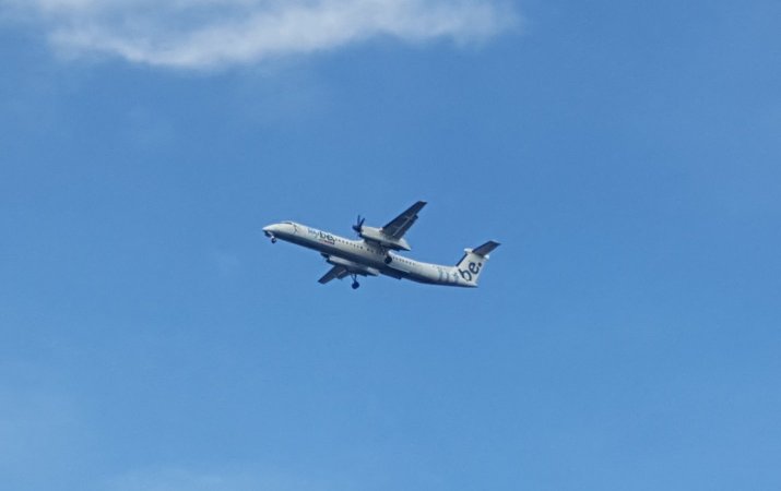 airlivenet's tweet photo. LIVE Flybe #BE211 just landed at Edinburgh Airport after emergency declared (@BMXlover44) https://t.co/UvLZE8ozuW