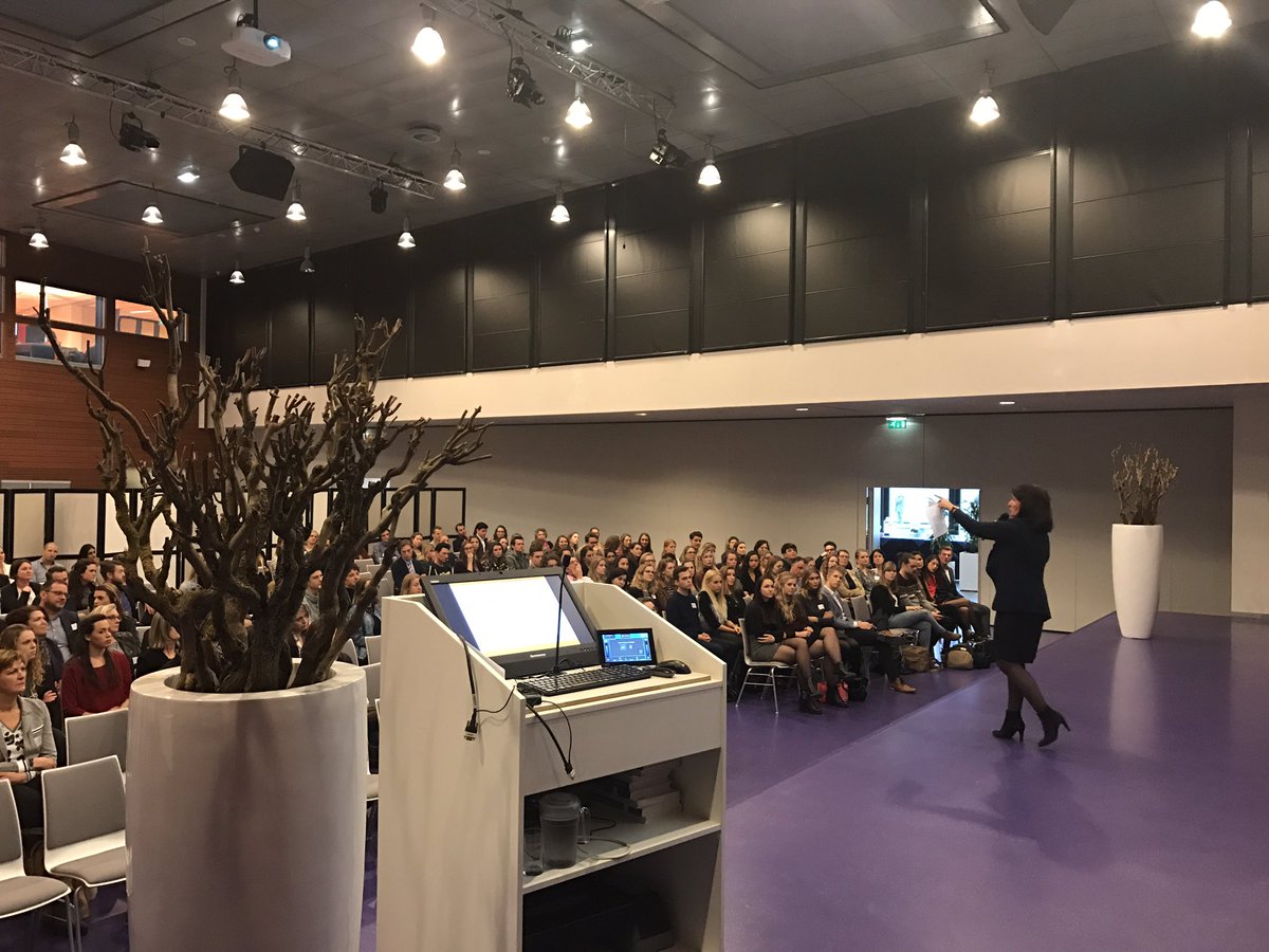 phcoebergh's tweet photo. Collega @corinehop heeft de zaal aan een touwtje #eindeventcom4 https://t.co/CZLa3eZxa4