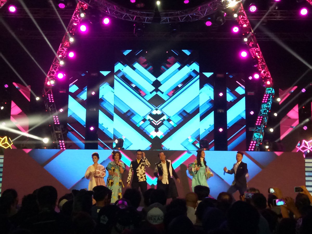 dahSyatMusik's tweet photo. Ini dia keenam para host kece kita yg sudah siap hibur kita di Dahsyatnya Awards 2017 #WeAreDahsyat https://t.co/JzBM8vr8v3