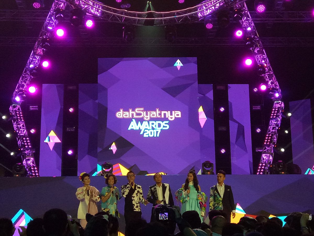 dahSyatMusik's tweet photo. Tahun ini menjadi tahun ke-9 Dahsyatnya Awards wohooo👏 #WeAreDahsyat https://t.co/3uTdNPlPrf