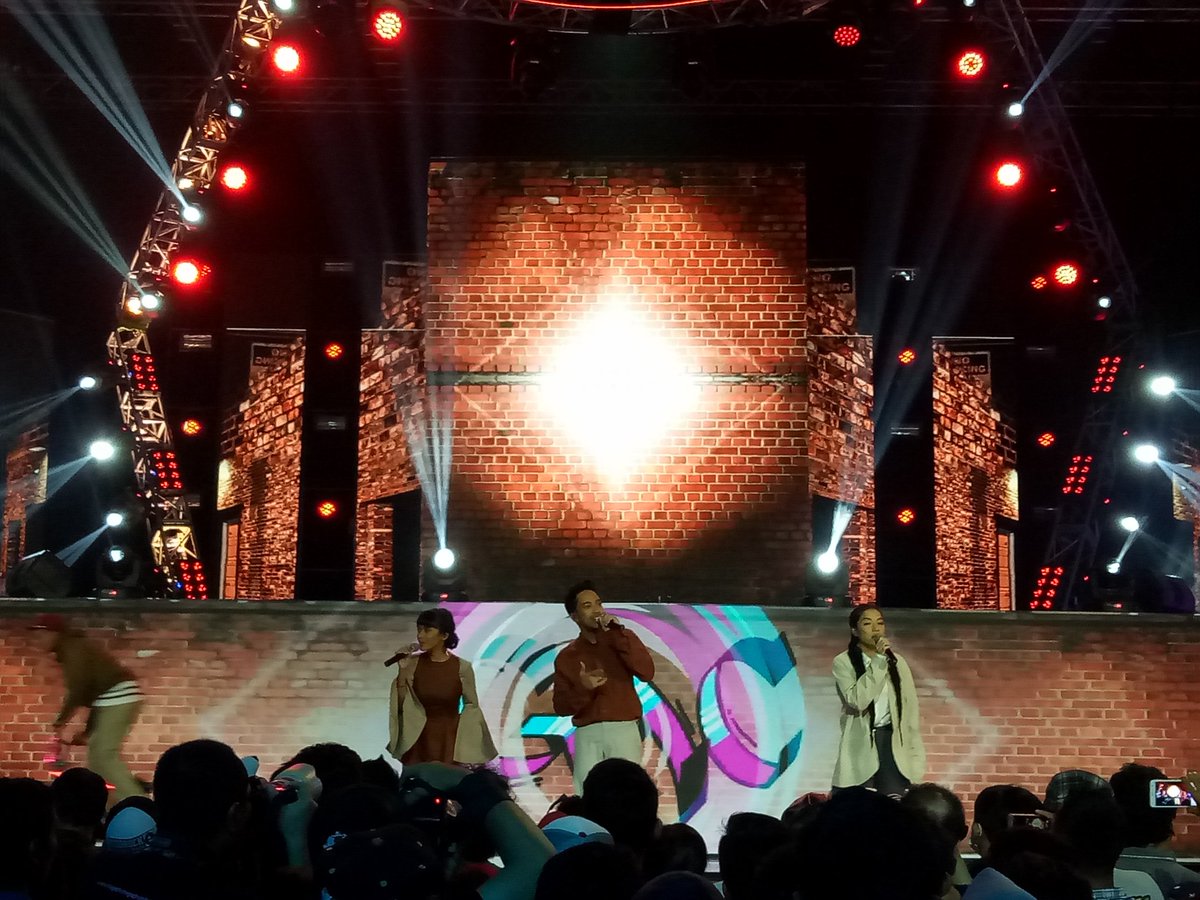 dahSyatMusik's tweet photo. Gimana kalau kita nyanyi bareng sama @GAC_music - Never Leave Ya lagunya asik banget deh #WeAreDahsyat https://t.co/vaCVUzsMTR
