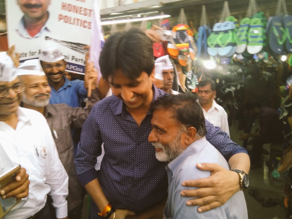 KD_Director's tweet photo. आम आदमी की बेचैनी बस आम आदमी समझता है ! 
ये बुजुर्ग चाचा @DrKumarVishwas से मिलकर भावुक हो गए और कहा कि मैं आपका बहुत बड़ा फैन हूँ। 😊 https://t.co/nvbttD7Z3H