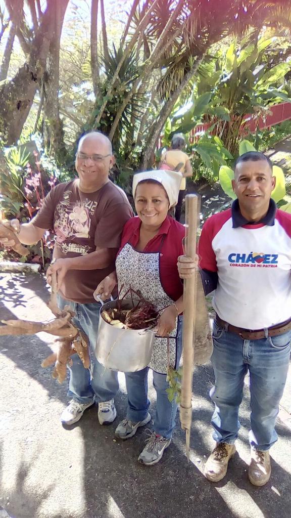 Cssajuanaramire's tweet photo. CSSA Juana Ramírez sacando  cosecha para la sopa,torneo de bolas criollas con Charallave Los Teques @magallyvina @salainass @Atencion_Inass https://t.co/4O7ZXjbMvj
