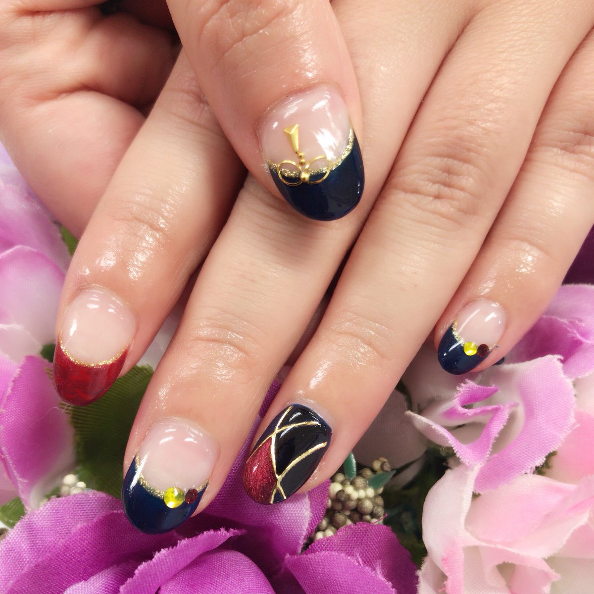 ナイスネイル池袋 刀剣乱舞 燭台切光忠モチーフ 深いブルーの髪の色と戦闘服の裏地の赤を入れて光忠らしい格好良いネイルに モチーフネイル 刀剣乱舞 燭台切光忠