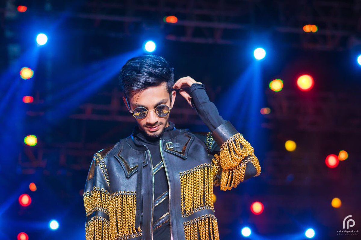 anirudhofficial's tweet photo. #Singaporewentcrazy 2017 https://t.co/SsHWItzCws