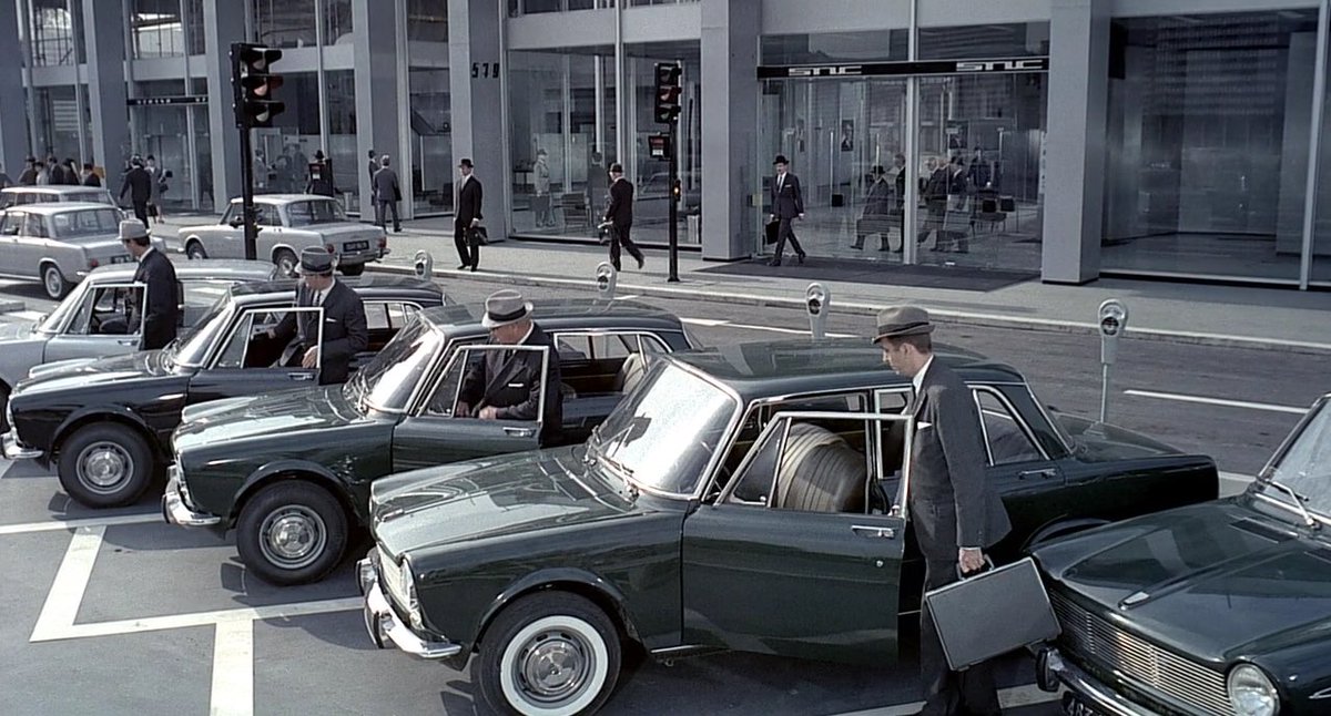 서울아트시네마에서 자크 타티의 <플레이타임>을 보았는데 특히 디자이너들이 보면 기절할 영화였다. 그리드의 세계에서 서커스의 세계로 나아가는...