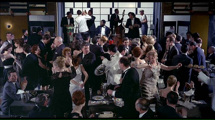 서울아트시네마에서 자크 타티의 <플레이타임>을 보았는데 특히 디자이너들이 보면 기절할 영화였다. 그리드의 세계에서 서커스의 세계로 나아가는...