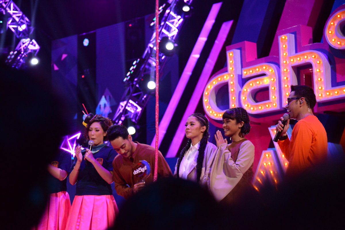 GAC saat menerima penghargaan dari <a href="/dahSyatMusik/">dahSyat</a> #WeAredahSyat