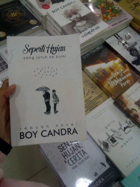 e_laksani's tweet photo. Lg cari ini, di Gramedia Trans Studio Mall Bandung, tiba2 hp bunyi, ternyata pcr aku mutusin aku :( @dsuperboy https://t.co/DVEJvolQ6i