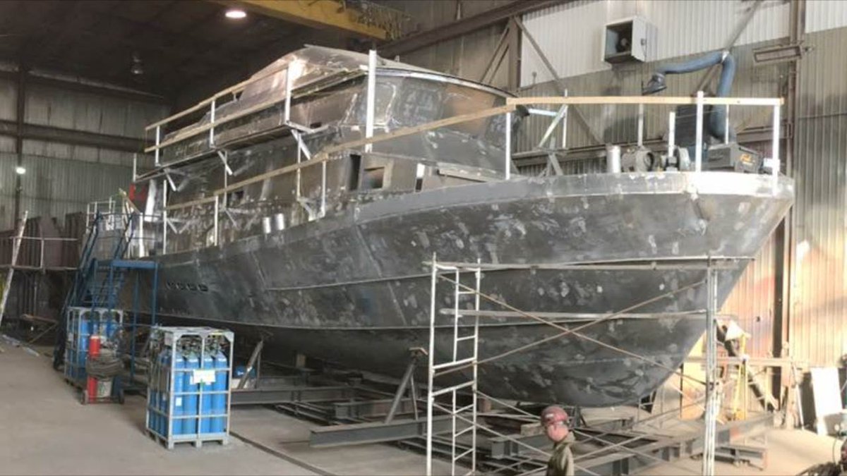 GardeCotiereCAN's tweet photo. La construction de la coque du 1er bateau de sauvetage #SAR est complétée à @CNForillon #ApprodesnaviresGCC #GCCFière https://t.co/ZrQ141pcst