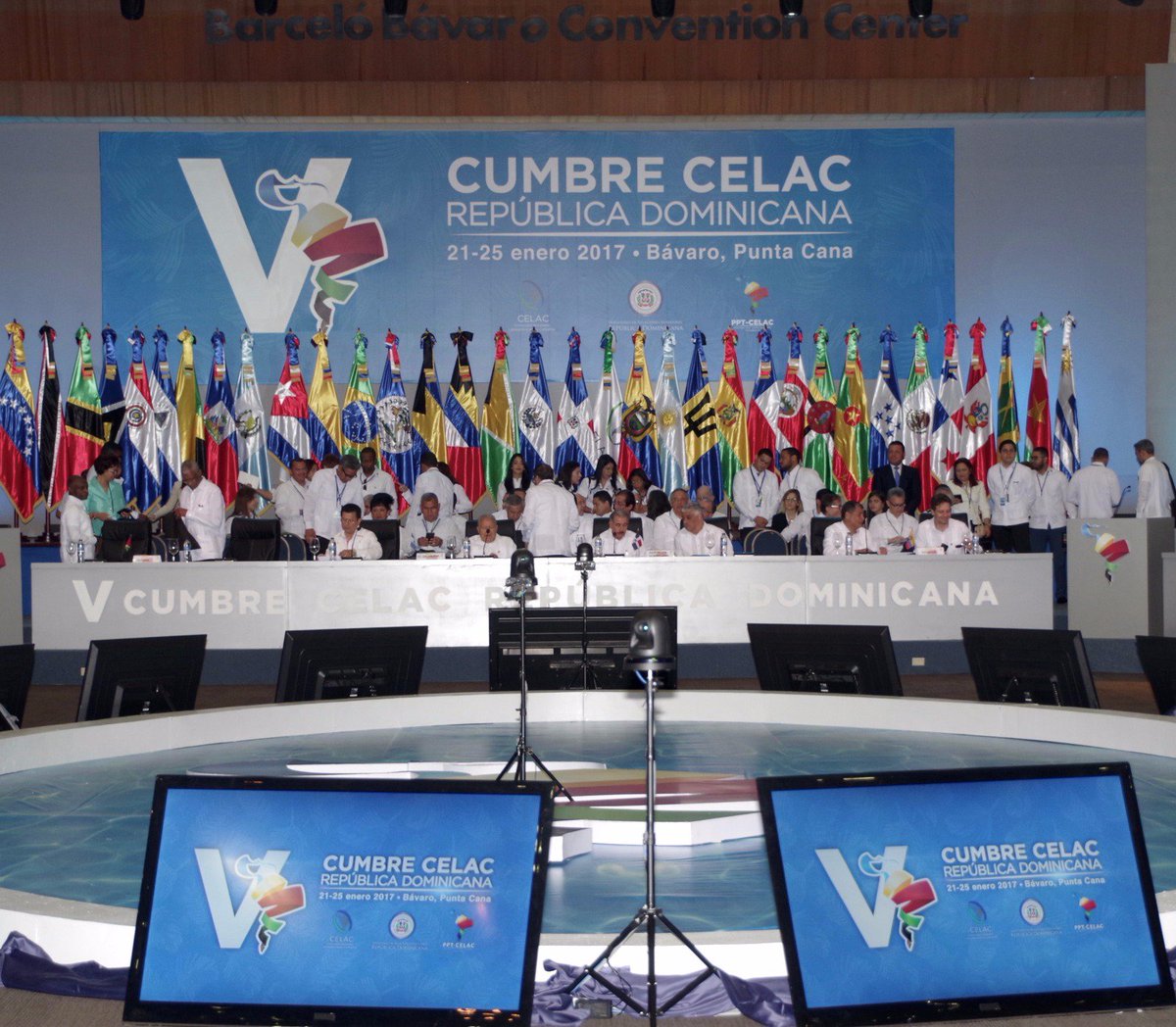 MIREXRD's tweet photo. [Foto]📷 Inicio de la V Cumbre de Jefes de Estado y de Gobierno de la  #CELACRD2017.
#CELACRD https://t.co/rVpYHfa2KD