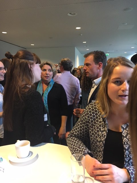 HSLeidenNL's tweet photo. 80 communicatieprofessionals in spe netwerken met 80 communicatieprofessionals uit het werkveld #eindeventcom4 https://t.co/M5bHTNUne8