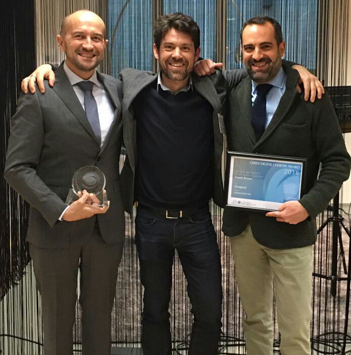 milladigital's tweet photo. Fotos con el premio @GDCharter de nuestros compañeros @LahuertaGerardo @dsarasa y @calocen que se han desplazado hasta #Bruselas https://t.co/gfZWDt0c0k