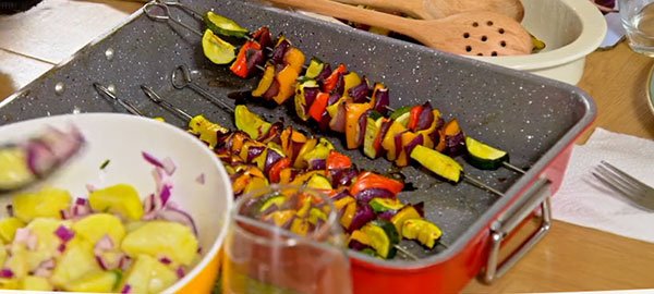 Kitchenways's tweet image. Durastone roasting tray seen in @SugarFreeFarm. Perfect for a family roast or those tasty summer Kebabs bit.ly/2jxelmb #healthy ☺️