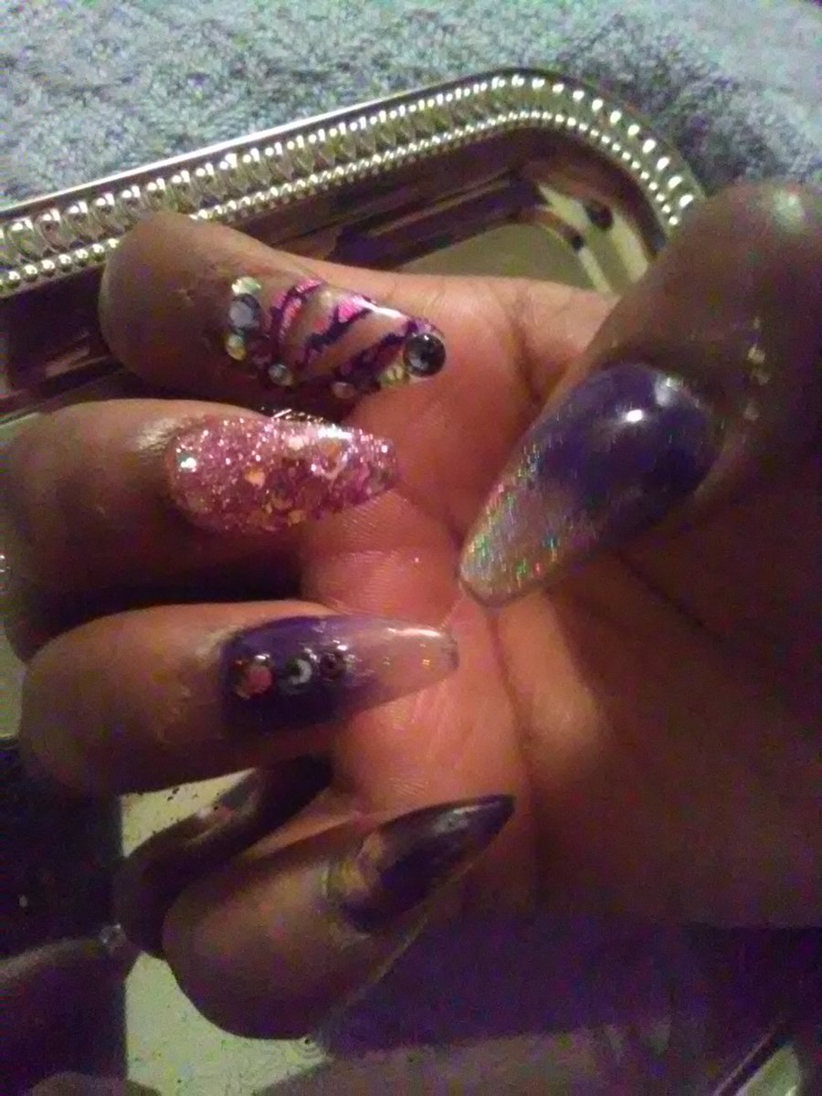 candis_reeves's tweet photo. @ShowYourClaws #didmyown #lovepurple #holowhat #clear #glitter #Dallas #ishouldbeyournailtech #NationalComplimentDay https://t.co/vII7OA5Pmb