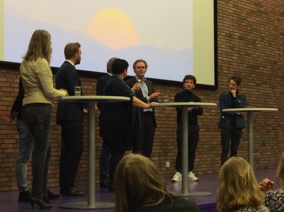 marjoschrijft's tweet photo. Zo leuk om allemaal oud-studenten terug te zien bij het #eindeventcom4 https://t.co/Jl4hNejGCO