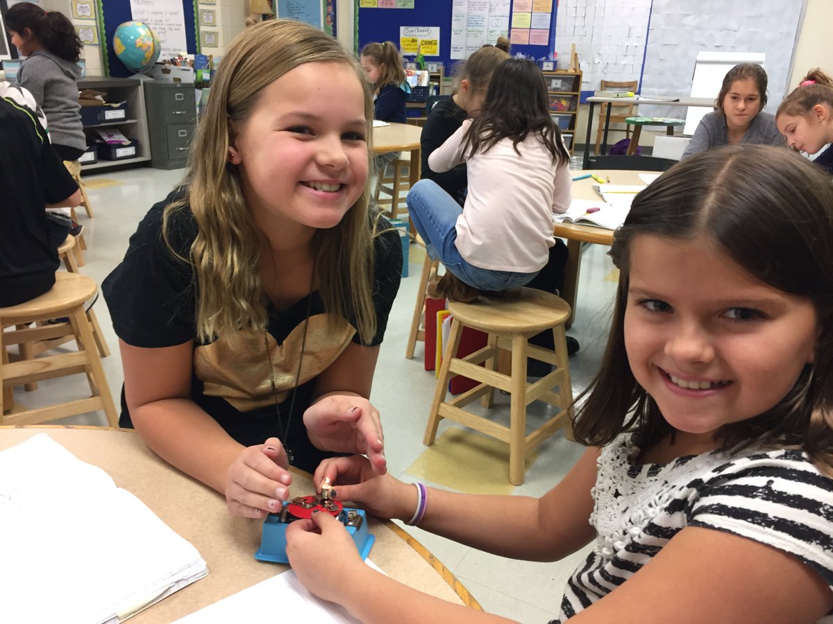MHayesClass's tweet photo. We got the light bulbs to light up! We created our own circuits. #cherokeeinspires https://t.co/rmQlFwQz94