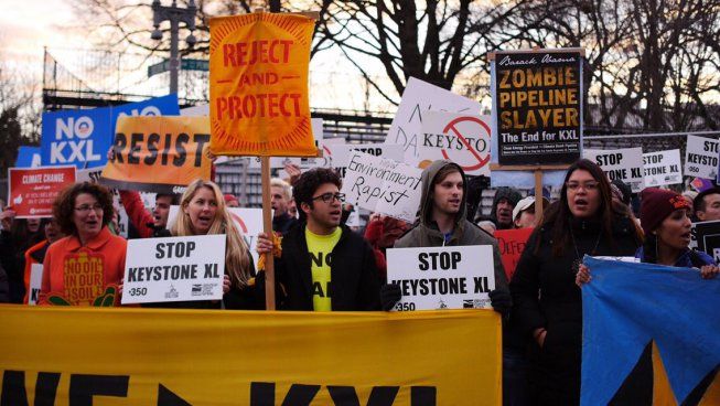 izquierdadiario's tweet photo. #Washington Protestas contra la decisión de Trump de reactivar dos oleoductos. #StopKeystone https://t.co/F9bL5eaGAz https://t.co/Ow4VAeJPwE