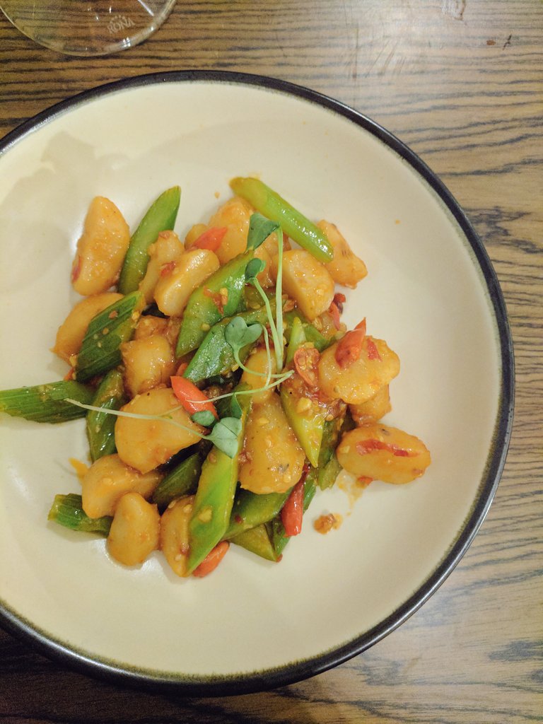 AmritaOfLife's tweet photo. @AtShizusan first up! chilli Celery Chestnuts. Flavor bomb. #PreviewDinner https://t.co/n0nBHA25p9