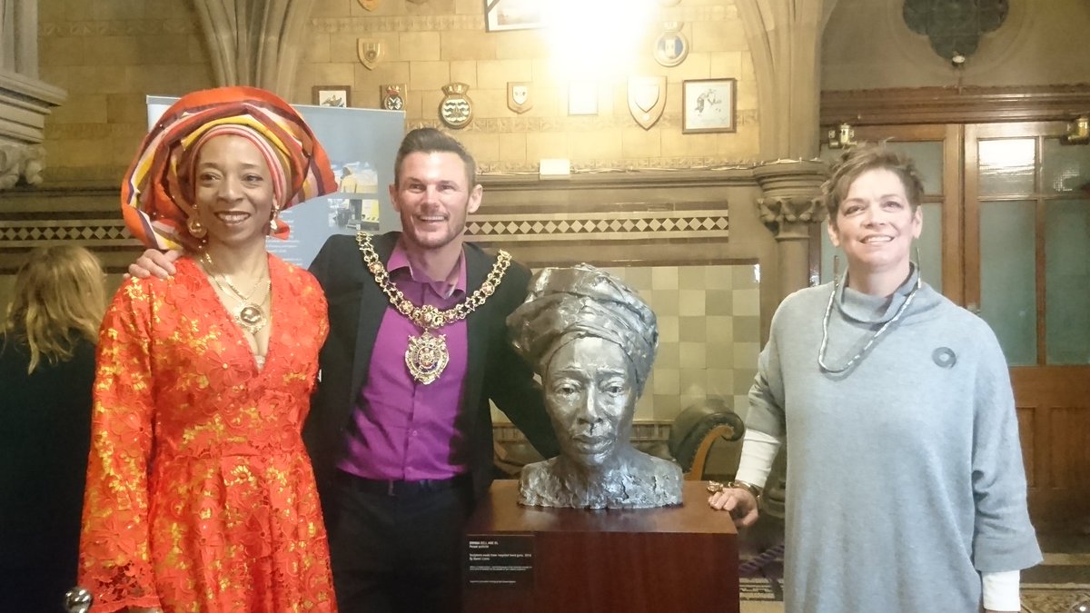 Amina_Lone's tweet photo. Taken 150+ yr for female sculpture in #MCR town hall. Artist Karen Lyons honouring @ErinmaBell w @gunstogoods bust. Bloody marvellous✊#peace https://t.co/p0TmzlItUg