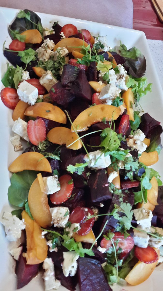 BeechLeon's tweet photo. Kitchen going healthy ....
Betroot , peach , strawberry and feta salad . 
Summer salad 
#Foodie 
Who all about healthy living ?@carlwastie https://t.co/y2vXqqyGl0