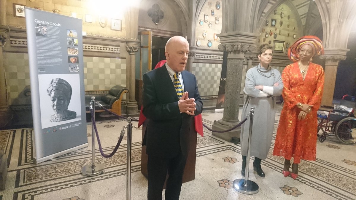 Amina_Lone's tweet photo. Taken 150+ yr for female sculpture in #MCR town hall. Artist Karen Lyons honouring @ErinmaBell w @gunstogoods bust. Bloody marvellous✊#peace https://t.co/p0TmzlItUg