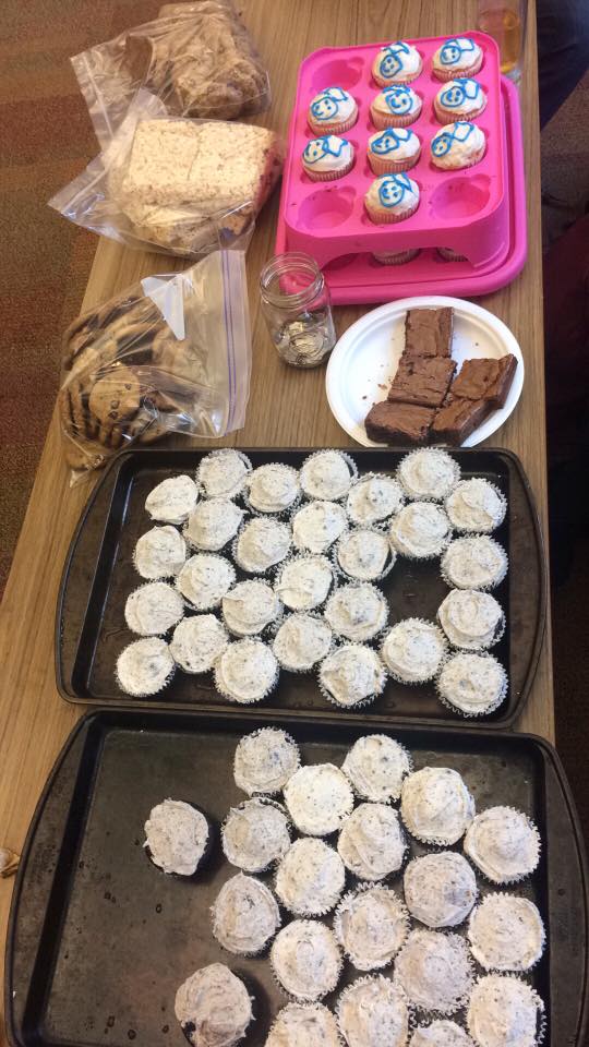 HCOMTA's tweet image. Oreo cupcakes, chocolate chip cookies, brownies and more! 😍 All donations from bake sale are going to @AWCCRiverview