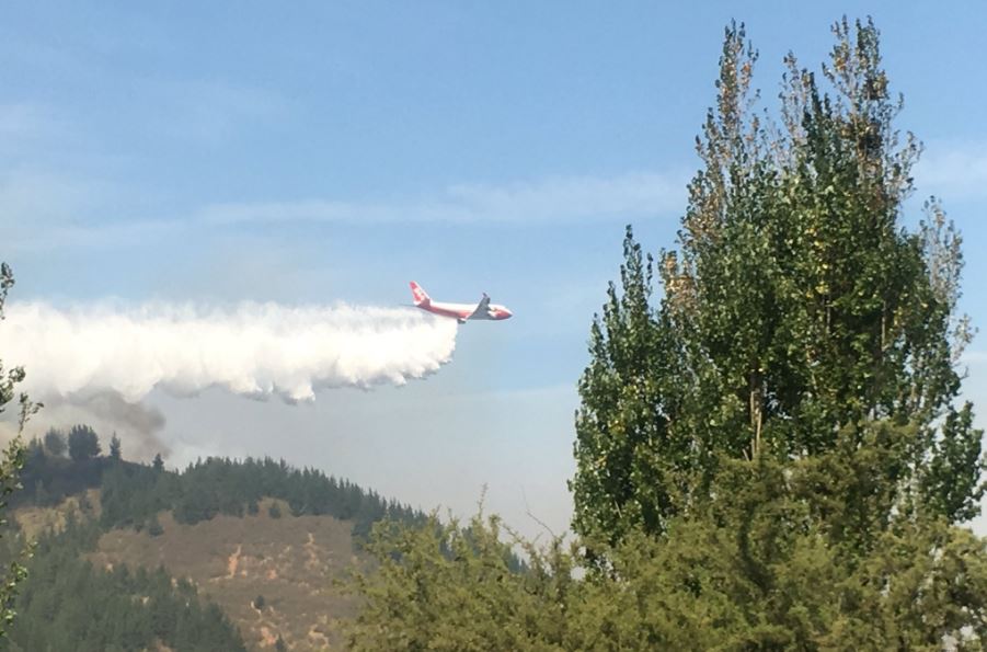 meganoticiascl's tweet photo. 🔴 LO ÚLTIMO | La descarga del #Supertanker ya se hizo afectiva en Empedrado y Hualañé. Fotos: @rodrigo_ramirez https://t.co/KoJMs2rqbs