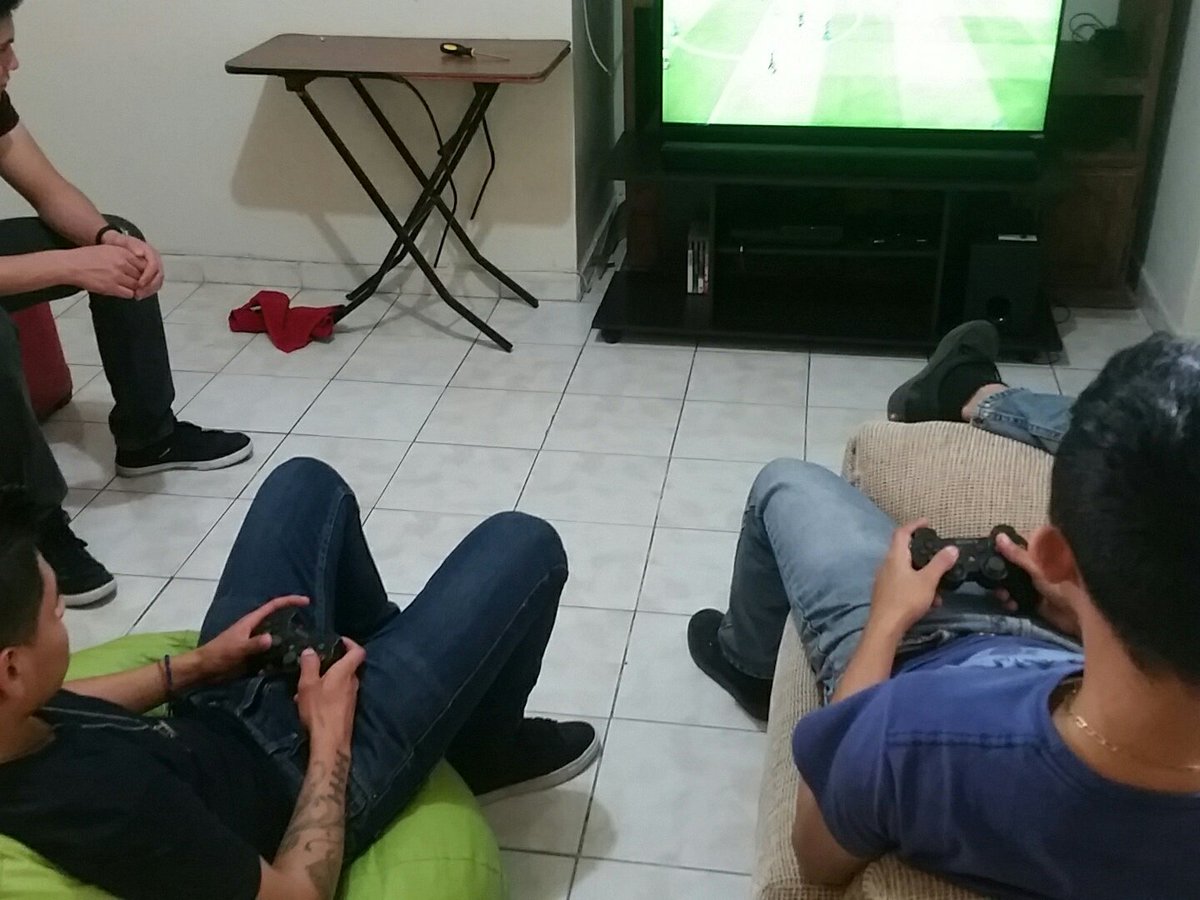 Se armaron las retas en fifa con @Los_DeLaCuadra mickey ya metió el primer gol jeje