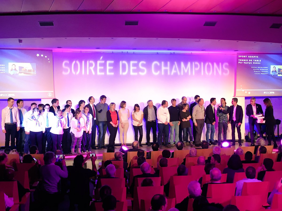 EquipeFRA's tweet photo. #tir #surf #tiralarc #triathlon #sportadapté ... les derniers champions du monde de la soirée récompensés par @gatienjp ! #SDC2016 https://t.co/u5M8uODOJo