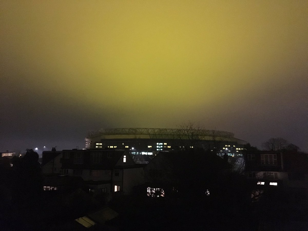 Kimforster83's tweet photo. @twickerati can anyone please help explain this? I'm looking at twickenham stadium from my bedroom window!! #aliens https://t.co/e1VduucBcK