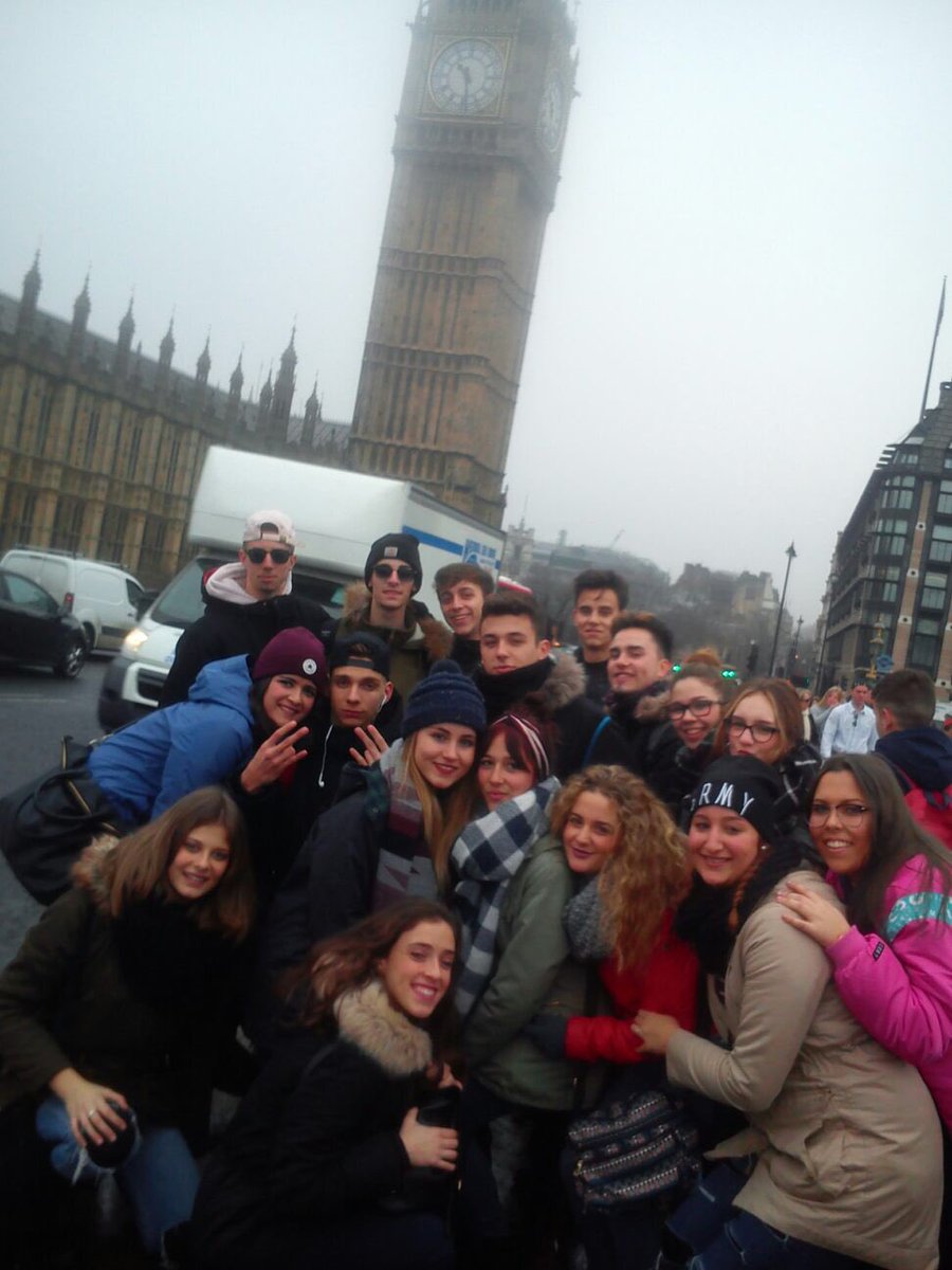 IESElCarrascal's tweet photo. Nuestros alumnos y profes siguen disfrutando de Londres! El Carrascal se mueve! #NosGustaViajar #YesWeLearn 🇬🇧😊 https://t.co/Ap7iuOlPFG
