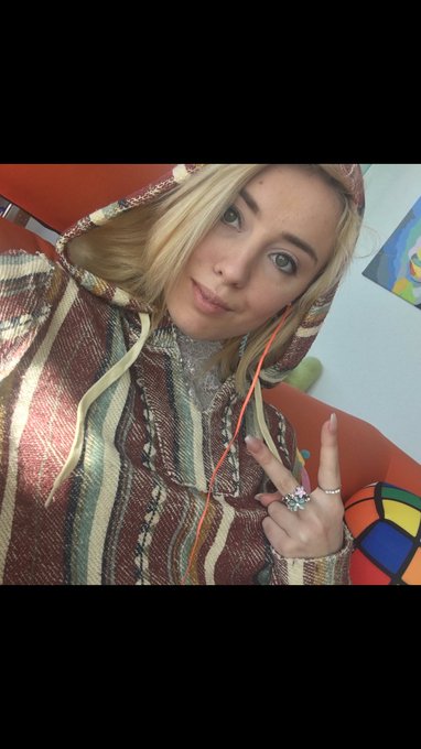 On set waiting to make some blowjob magic happen (; https://t.co/GAyFO8kxmS