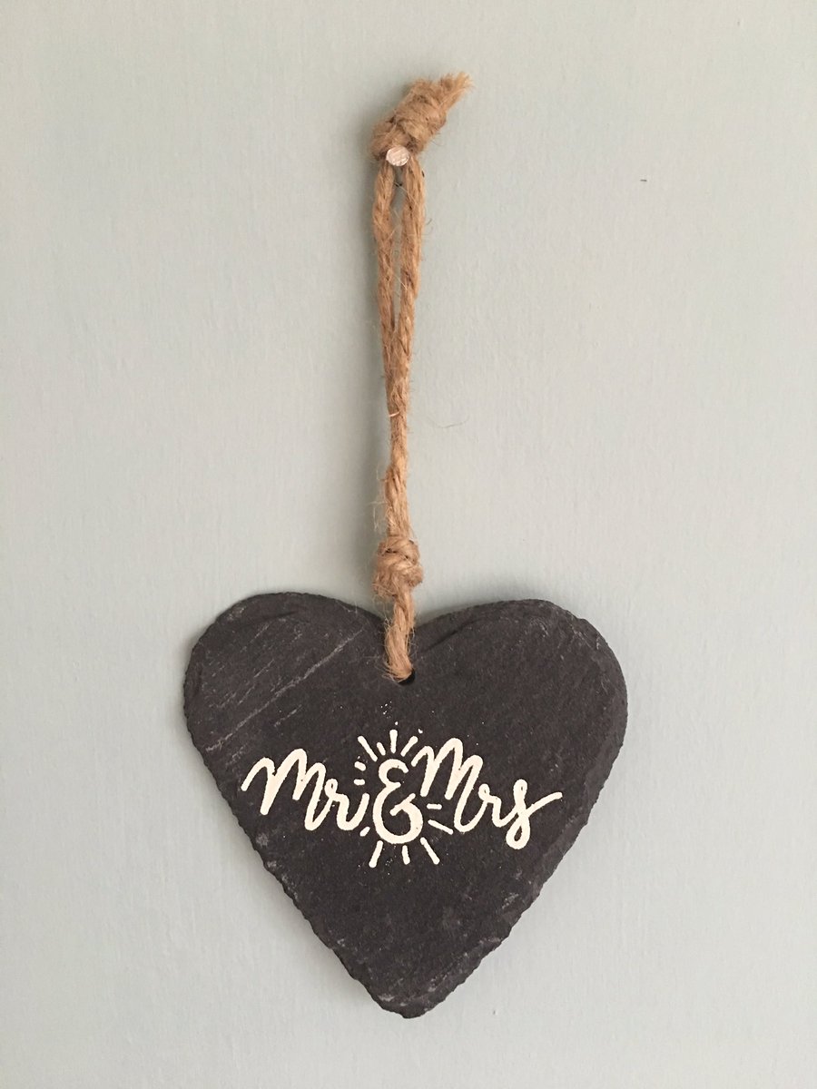 invitationery's tweet photo. These hanging hand decorated slate hearts make a great wedding gift #weddinghour https://t.co/WXbF2vmV36