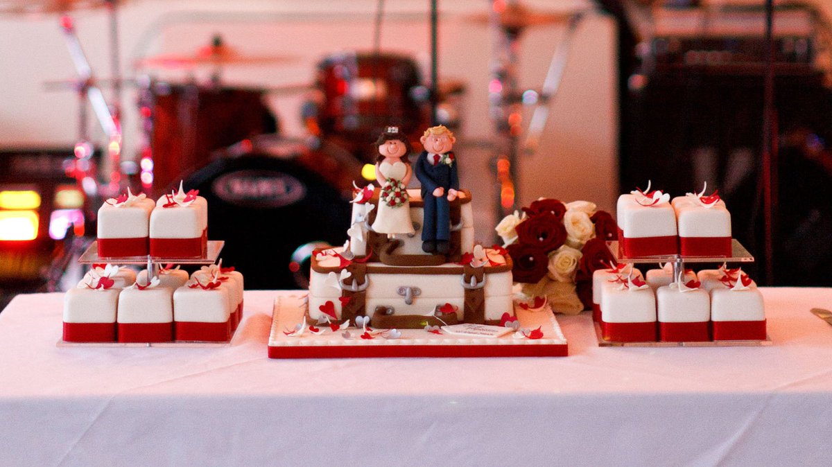 hp_hotels's tweet photo. Let's kick off with some wedding cake inspiration... What do you think of this cute wedding cake? #WeddingHour #RedInspiration https://t.co/k8WuUtX2HN