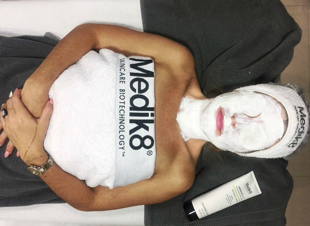 Pureskincare_es's tweet photo. Practicando el tratamiento #radiancemask en las oficinas @Medik8_es https://t.co/sIQybwVItm