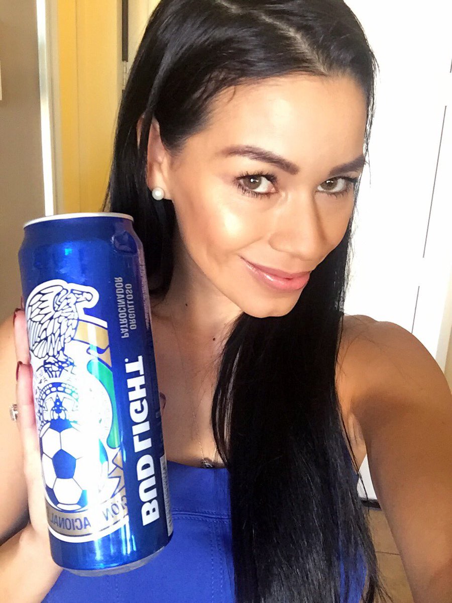 Columba933's tweet photo. Procura que todo convine😉
#TrueMexiCans - Tradiciones
🌮 Tacos -Salsa
🎉 Fiesta-Mariachi 💃🏽
@budlight - Fútbol ⚽️ 😋 https://t.co/AWYooIbhTI