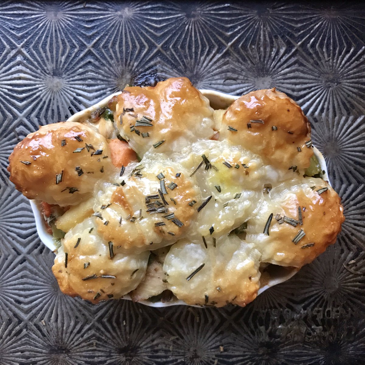 LisaAdamsInNYC's tweet photo. Chicken Pot Pie 4 one!
#puffedpastry #potpie #ovenex #starburstpattern #winterfood #comfortfood #allgoodthings #personalchef #chickenpotpie https://t.co/AY5PDBO0dl