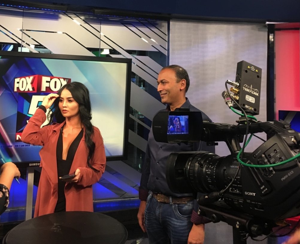 Poshmarkapp's tweet photo. Our Founder and CEO @marrc and Seller Stylist, Elaine, are live right now on @fox5sandiego talking all things #PoshNation! https://t.co/L7aHHIW6M0