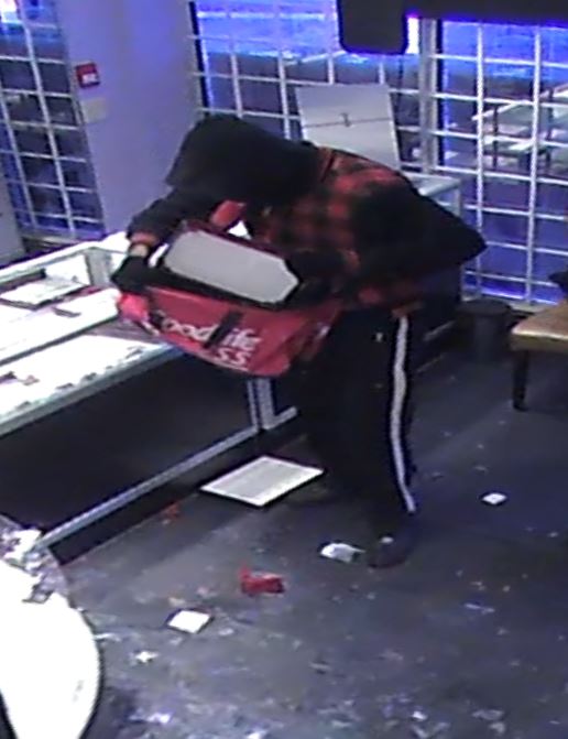 Suspects sought in jewellery store robbery tinyurl.com/hdv5q3o