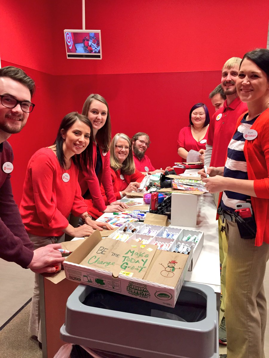 T1774 coloring paper bags for the Neighborhood House! #volunteering <a href="/JoeWarner81/">Joe</a> <a href="/nickattarget/">Nick Anderson</a> @CristinErdman <a href="/JosetteZwiefel2/">Josette Zwiefelhofer</a>