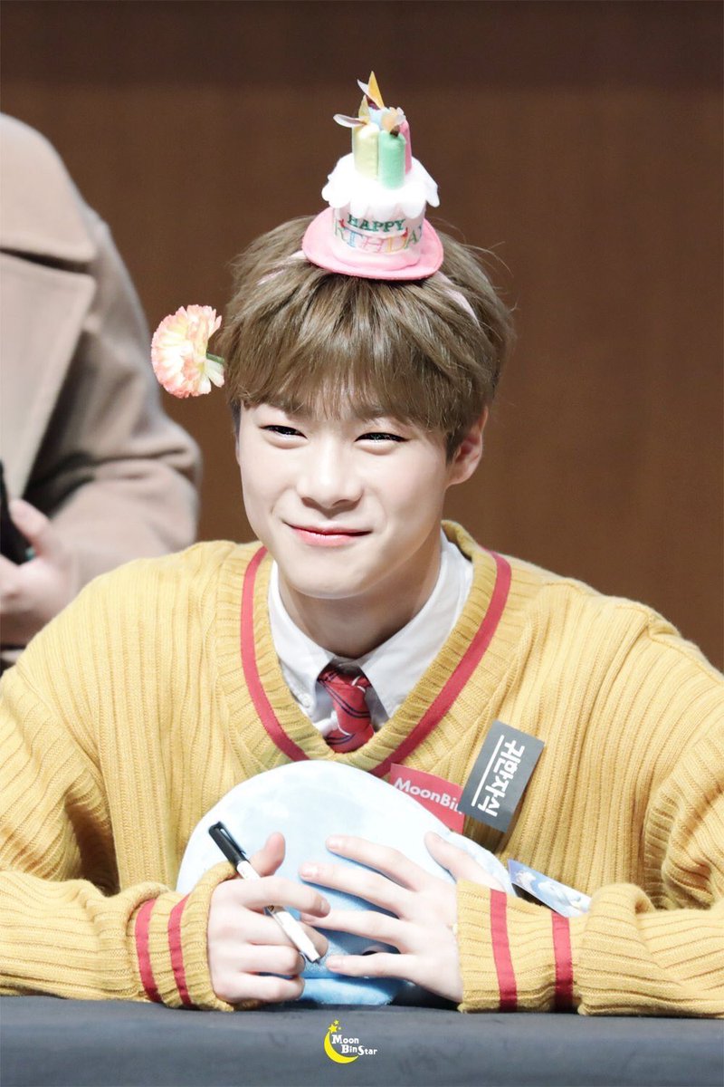 PinguimKitty's tweet photo. - Dono do sorriso mais fofo do mundo 
- Cantor das marchas da minha morte 
- É aniversariante hj 
Pode entrar Moonbin #HappyMoonbinDay https://t.co/IuRNlQuLWF