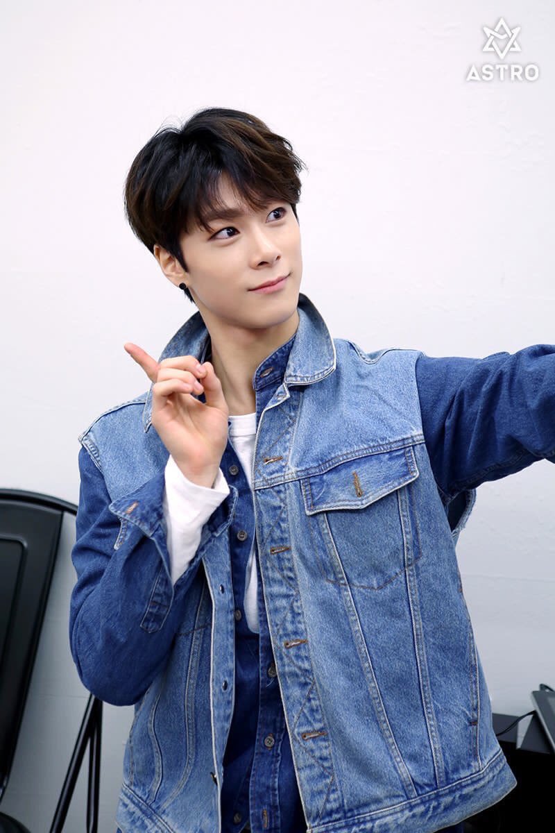 PinguimKitty's tweet photo. - Dono do sorriso mais fofo do mundo 
- Cantor das marchas da minha morte 
- É aniversariante hj 
Pode entrar Moonbin #HappyMoonbinDay https://t.co/IuRNlQuLWF