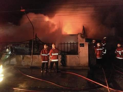 van_munir's tweet photo. 23.30 info #KEBAKARAN objek gudang plastik Jl. Mulyosari Timur 95.
12 unit Damkar dilokasi
@infosurabaya @humassbyraya @TwetPolisi https://t.co/siK9VuA3lq
