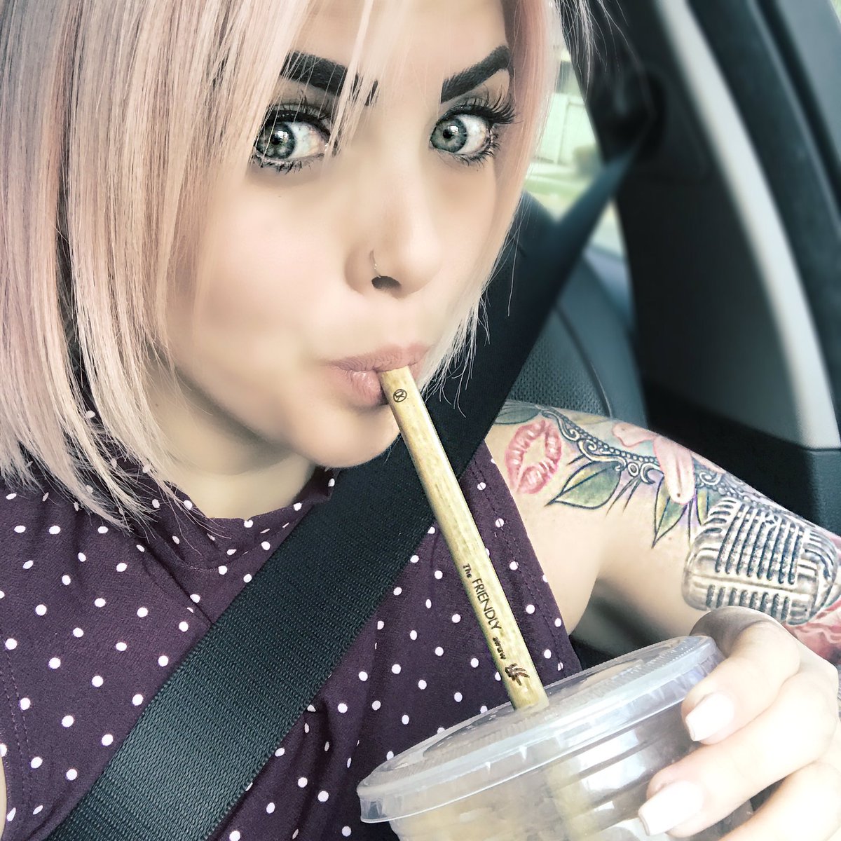 santanalinda's tweet photo. Estrenando my new straw π @friendlybamboo ππππ #thefriendlystraw πΏ
#tattoodiva #singer #music ππ»ππΆπ@Kate_att https://t.co/iyAkqR0aWM