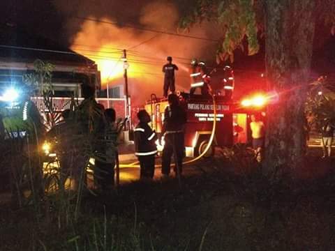 van_munir's tweet photo. 23.30 info #KEBAKARAN objek gudang plastik Jl. Mulyosari Timur 95.
12 unit Damkar dilokasi
@infosurabaya @humassbyraya @TwetPolisi https://t.co/siK9VuA3lq