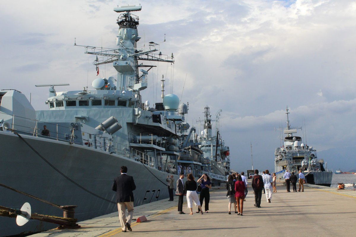 ukinbrazil's tweet photo. 📷 Bem vindos ao Brasil! Fragata #HMSPortland e navio-tanque #RFAGoldRover da Marinha Real Britânica estão atracados na Base Naval de Niterói https://t.co/CHSF75JLOW