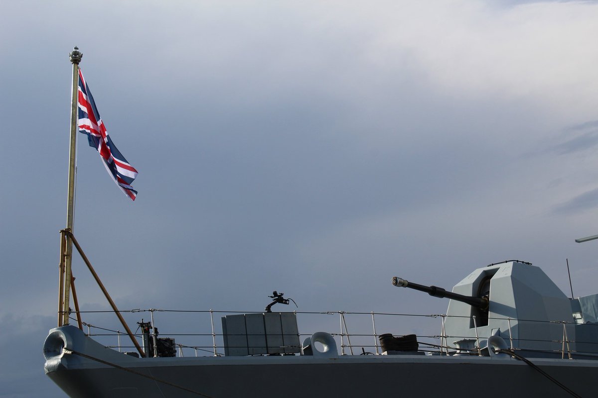 ukinbrazil's tweet photo. 📷 Bem vindos ao Brasil! Fragata #HMSPortland e navio-tanque #RFAGoldRover da Marinha Real Britânica estão atracados na Base Naval de Niterói https://t.co/CHSF75JLOW